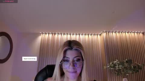 Snapshot of madisonkane chatting on June 15, 11:01 am Madison Kane online show from June 15, 11:01 am