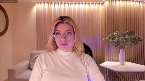 Snapshot of madisonkane chatting on June 20, 11:02 am Madison Kane online show from June 20, 11:02 am