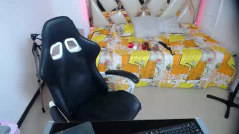 Snapshot of madisson_jones18 chatting on July 23, 7:45 pm madisson_jones18 online show from July 23, 7:45 pm