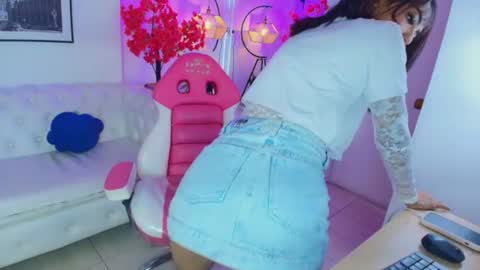 Snapshot of madisson_thompsonn chatting on June 22, 7:55 pm madisson_thompsonn online show from June 22, 7:55 pm