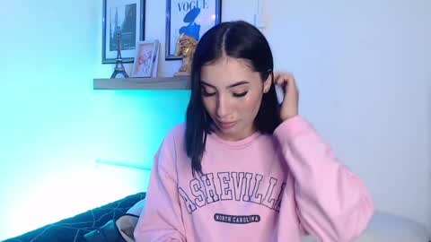 Snapshot of madissonkay chatting on May 7, 7:08 pm online show from May 7, 7:08 pm