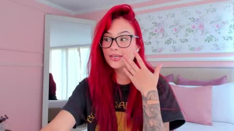 Mae Lyra online show from April 27, 5:33 pm