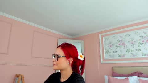 Mae Lyra online show from April 28, 5:18 pm