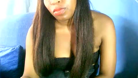 Snapshot of maelahlove chatting on December 5, 9:39 am MaelahLove online show from December 5, 9:39 am