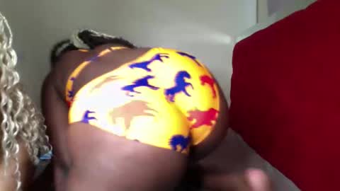 Maelys online show from May 4, 1:40 pm