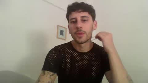 Snapshot of maggicboy29 chatting on December 18, 3:23 am maggicboy29 online show from December 18, 3:23 am