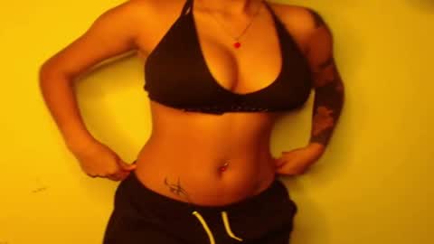 Snapshot of maggie_love77 chatting on October 27, 5:44 am maggie online show from October 27, 5:44 am