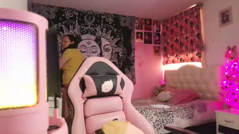 Snapshot of magic_clairewitch chatting on December 7, 8:05 pm Claire online show from December 7, 8:05 pm