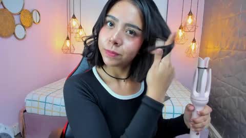 Snapshot of magic_oliviah chatting on June 6, 1:05 pm Oliviah online show from June 6, 1:05 pm