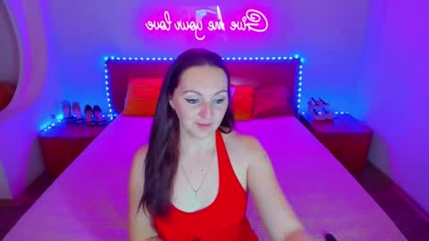 Snapshot of magiceyess chatting on December 8, 7:15 am Lili and Bella online show from December 8, 7:15 am