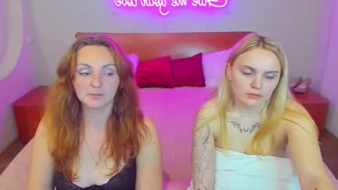 Snapshot of magiceyess chatting on November 4, 7:02 pm Lili and Bella online show from November 4, 7:02 pm