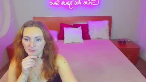 Snapshot of magiceyess chatting on November 23, 5:46 pm Lili and Bella online show from November 23, 5:46 pm