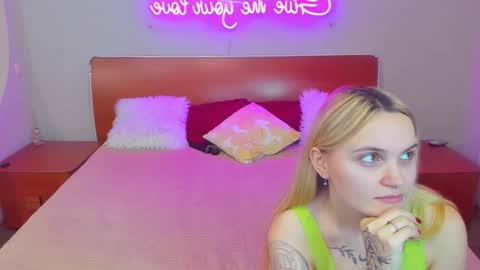 Snapshot of magiceyess chatting on December 13, 7:53 pm Lili and Bella online show from December 13, 7:53 pm