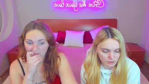 Snapshot of magiceyess chatting on December 15, 6:01 pm Lili and Bella online show from December 15, 6:01 pm