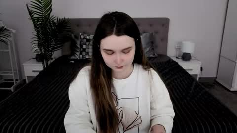 Snapshot of magicpeachhs chatting on March 17, 7:01 am Emily online show from March 17, 7:01 am