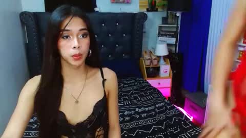 BELLA AND HANA online show from December 14, 6:23 pm