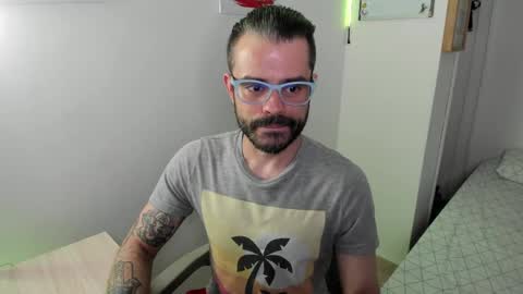 Snapshot of magnus_king chatting on May 15, 2:51 am online show from May 15, 2:51 am