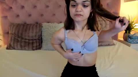 Snapshot of maiamini chatting on February 18, 9:53 pm Maia online show from February 18, 9:53 pm