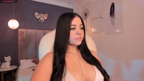 Snapshot of maiiitee_ chatting on December 6, 2:38 pm  Mait  online show from December 6, 2:38 pm