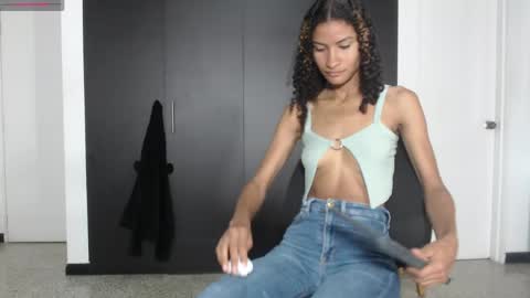Snapshot of mailyn_gold chatting on June 6, 12:10 pm mailyn_gold online show from June 6, 12:10 pm