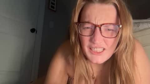 Snapshot of maisystellaxx chatting on March 13, 1:23 am maisystellaxx online show from March 13, 1:23 am