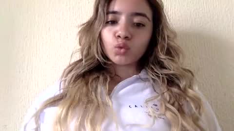 majo_gomezz online show from April 16, 3:35 pm