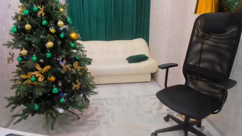 Snapshot of make_love_1 chatting on December 24, 3:27 am Chloe online show from December 24, 3:27 am