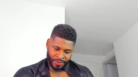 Snapshot of makonneen chatting on November 17, 5:24 am Makonnen online show from November 17, 5:24 am