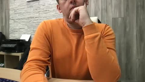 Snapshot of maks199402 chatting on December 19, 9:05 am maksoffice online show from December 19, 9:05 am