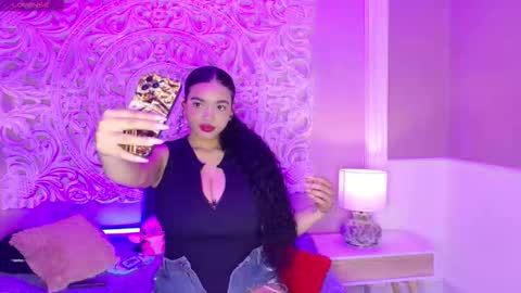 Snapshot of malaikabrown chatting on December 1, 12:21 pm online show from December 1, 12:21 pm