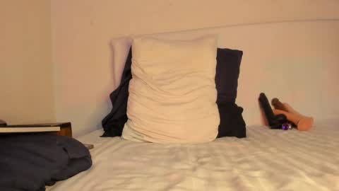 Snapshot of malarivera chatting on March 12, 7:49 pm Laura online show from March 12, 7:49 pm