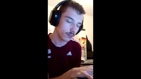 Snapshot of male20y chatting on June 10, 9:35 pm male20y online show from June 10, 9:35 pm