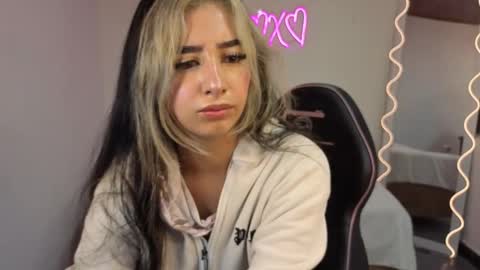 Malory  online show from November 14, 11:31 am