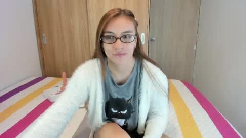 Snapshot of malucam_06 chatting on June 5, 11:21 pm instagram nueela online show from June 5, 11:21 pm