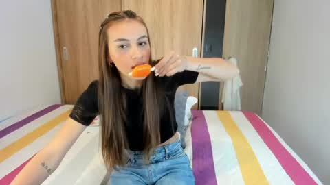 Snapshot of malucam_06 chatting on June 25, 8:24 pm instagram nueela online show from June 25, 8:24 pm