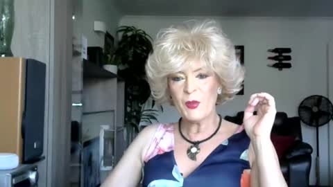 Snapshot of mandy_eyecandy chatting on February 14, 2:03 pm Mandy EyeCandy online show from February 14, 2:03 pm