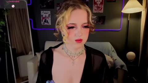 Snapshot of mandy_torres chatting on June 2, 9:39 pm Luna online show from June 2, 9:39 pm