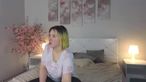 manic_pixie_ online show from February 5, 11:02 am