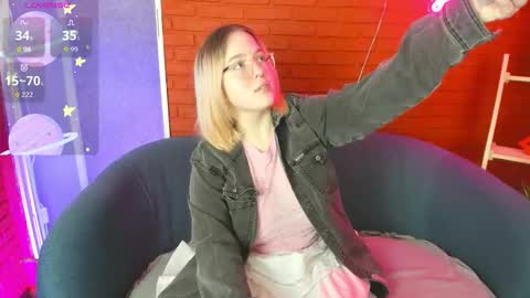 manic_pixie_ online show from October 17, 10:29 am