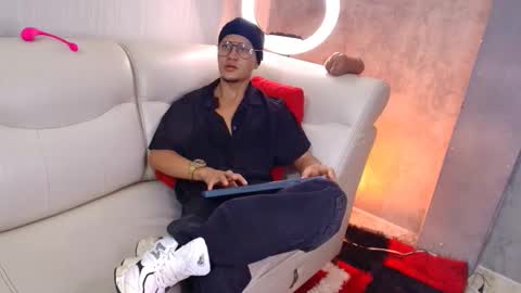 Manuel online show from March 15, 3:07 pm