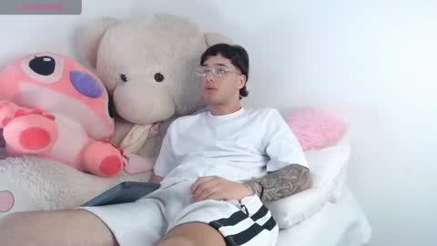 Snapshot of manuelr77 chatting on May 16, 12:07 am Manuel online show from May 16, 12:07 am