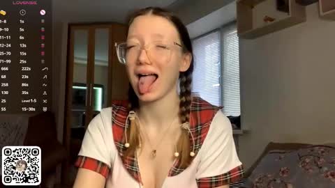 Snapshot of marciecommon chatting on December 5, 8:45 am Alisa online show from December 5, 8:45 am