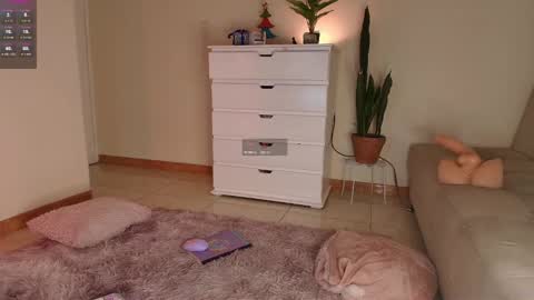 Snapshot of maria_petit chatting on December 10, 4:13 am M. online show from December 10, 4:13 am