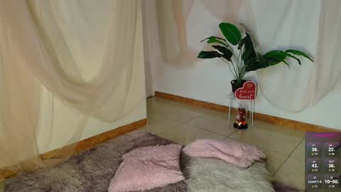 Snapshot of maria_petit chatting on February 18, 4:26 am M. online show from February 18, 4:26 am