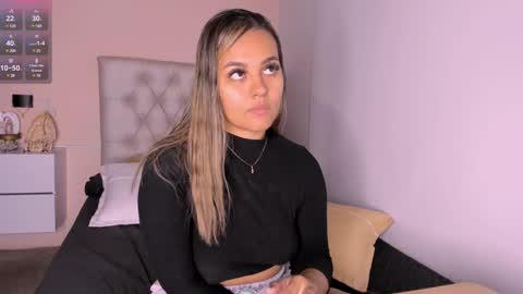 Snapshot of mariana__roe chatting on December 10, 3:52 am Mariana Roe online show from December 10, 3:52 am