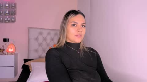 Snapshot of mariana__roe chatting on February 19, 2:55 am Mariana Roe online show from February 19, 2:55 am