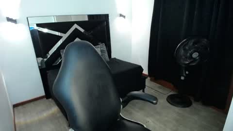 Snapshot of marianarojas_ chatting on June 15, 2:03 am Mariana online show from June 15, 2:03 am