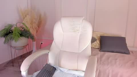 Maria Pettit online show from May 12, 4:20 am