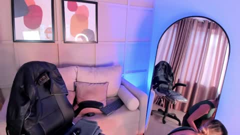 Snapshot of marie_bass chatting on June 2, 1:13 pm marie_bass online show from June 2, 1:13 pm