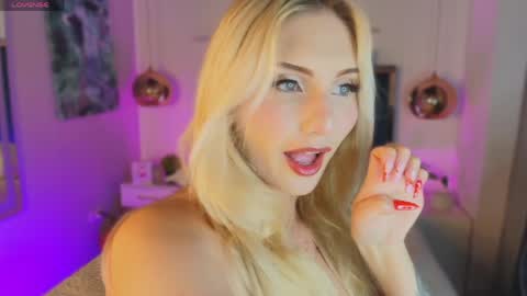 Snapshot of mariluu_ chatting on May 14, 8:15 pm Mariluu online show from May 14, 8:15 pm